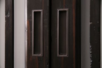 格子帯戸3枚をリペア&カスタム!設置場所に合わせてリサイズ。すりガラスへ入れ替え。濃い茶色で着色し仕上げ。(引き戸、建具)