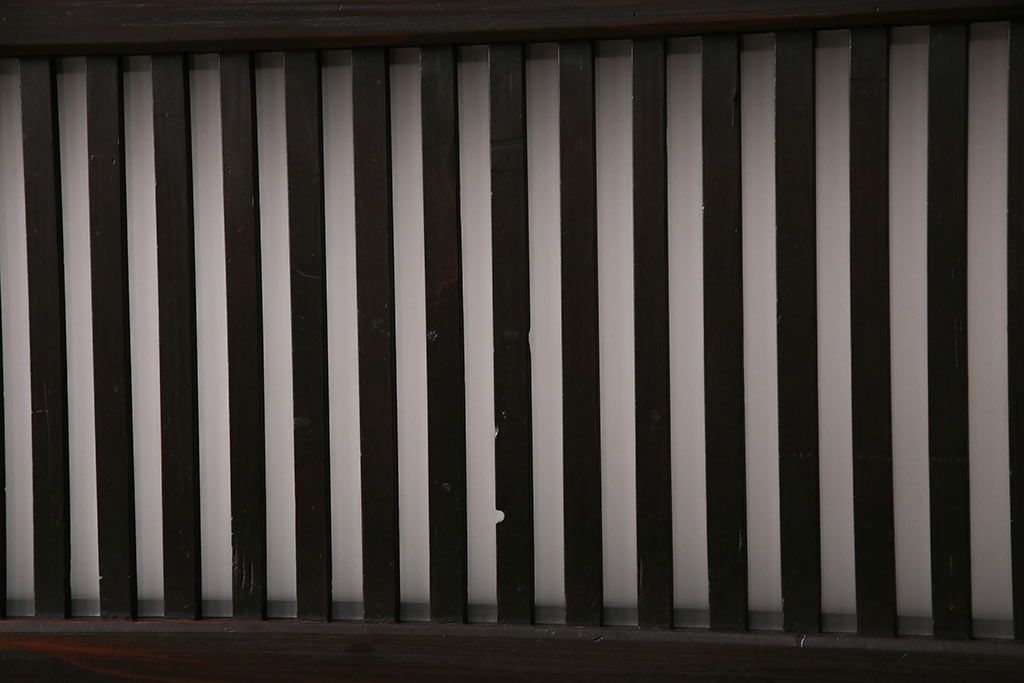 格子帯戸3枚をリペア&カスタム!設置場所に合わせてリサイズ。すりガラスへ入れ替え。濃い茶色で着色し仕上げ。(引き戸、建具)