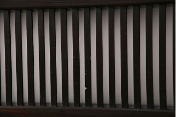 格子帯戸3枚をリペア&カスタム!設置場所に合わせてリサイズ。すりガラスへ入れ替え。濃い茶色で着色し仕上げ。(引き戸、建具)