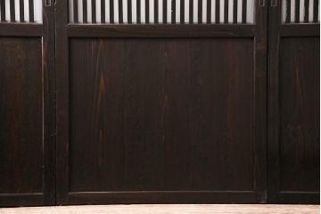 格子帯戸3枚をリペア&カスタム!設置場所に合わせてリサイズ。すりガラスへ入れ替え。濃い茶色で着色し仕上げ。(引き戸、建具)