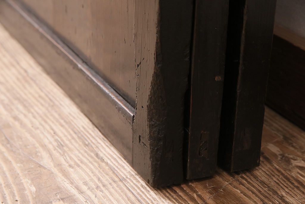 格子帯戸3枚をリペア&カスタム!設置場所に合わせてリサイズ。すりガラスへ入れ替え。濃い茶色で着色し仕上げ。(引き戸、建具)