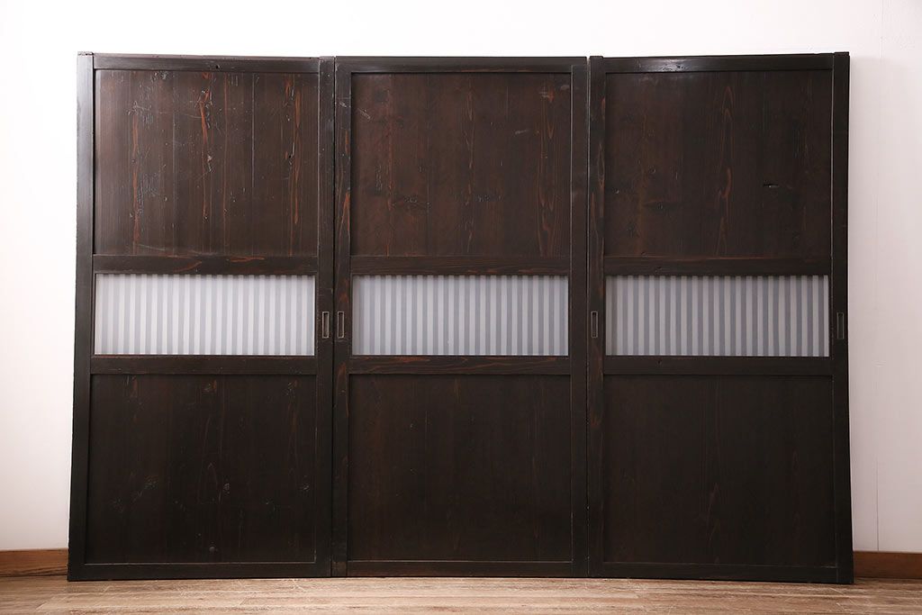 格子帯戸3枚をリペア&カスタム!設置場所に合わせてリサイズ。すりガラスへ入れ替え。濃い茶色で着色し仕上げ。(引き戸、建具)