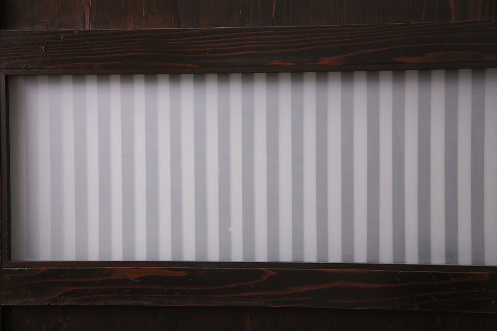 格子帯戸3枚をリペア&カスタム!設置場所に合わせてリサイズ。すりガラスへ入れ替え。濃い茶色で着色し仕上げ。(引き戸、建具)