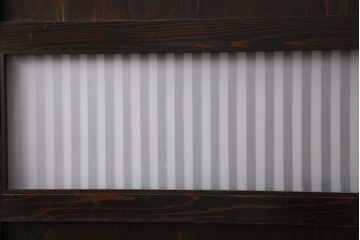 格子帯戸3枚をリペア&カスタム!設置場所に合わせてリサイズ。すりガラスへ入れ替え。濃い茶色で着色し仕上げ。(引き戸、建具)