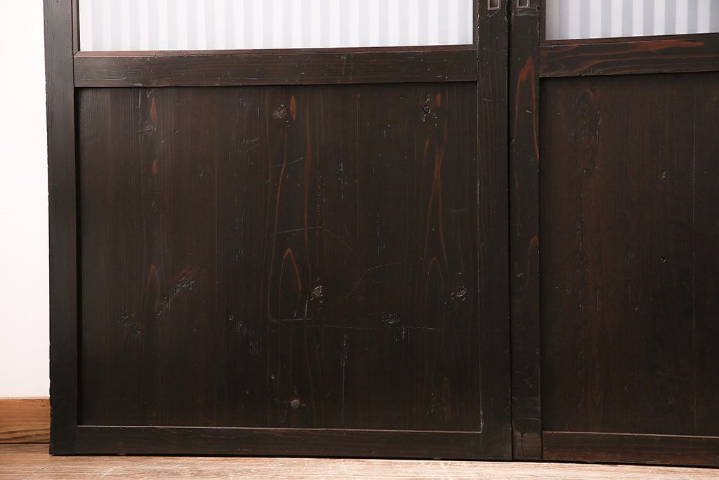 格子帯戸3枚をリペア&カスタム!設置場所に合わせてリサイズ。すりガラスへ入れ替え。濃い茶色で着色し仕上げ。(引き戸、建具)