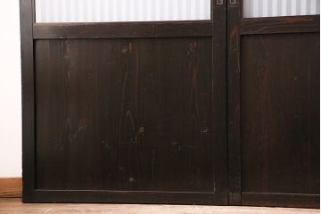 格子帯戸3枚をリペア&カスタム!設置場所に合わせてリサイズ。すりガラスへ入れ替え。濃い茶色で着色し仕上げ。(引き戸、建具)