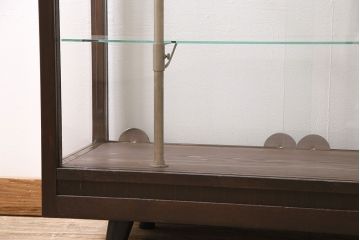 昭和中期のガラスケースをリペア&カスタム!ガラス天板の取り付け。ガラス3面に飛散防止フィルム加工。濃い茶色で着色し仕上げ。(ショーケース、陳列棚)