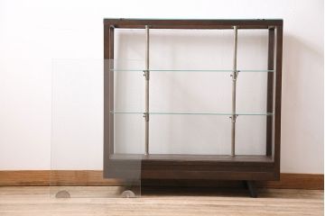 昭和中期のガラスケースをリペア&カスタム!ガラス天板の取り付け。ガラス3面に飛散防止フィルム加工。濃い茶色で着色し仕上げ。(ショーケース、陳列棚)