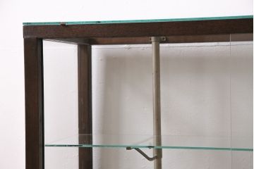 昭和中期のガラスケースをリペア&カスタム!ガラス天板の取り付け。ガラス3面に飛散防止フィルム加工。濃い茶色で着色し仕上げ。(ショーケース、陳列棚)