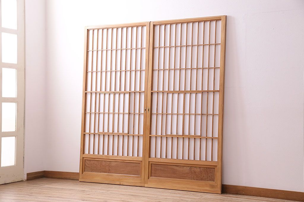 昭和中期の障子戸2枚をリペア&カスタム!設置場所に合わせてリサイズ。戸車を取り付け。障子の張り替え。明るい色味に着色し仕上げ。(引き戸、建具)