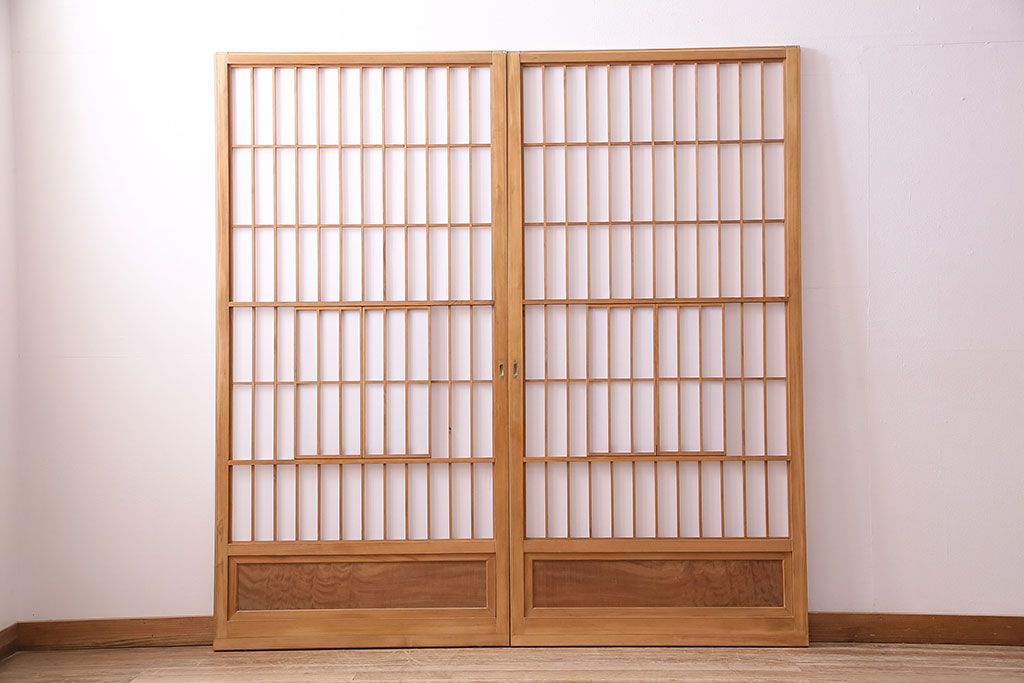 昭和中期の障子戸2枚をリペア&カスタム!設置場所に合わせてリサイズ。戸車を取り付け。障子の張り替え。明るい色味に着色し仕上げ。(引き戸、建具)