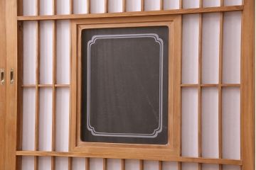 昭和中期の障子戸2枚をリペア&カスタム!設置場所に合わせてリサイズ。戸車を取り付け。障子の張り替え。明るい色味に着色し仕上げ。(引き戸、建具)