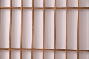 昭和中期の障子戸2枚をリペア&カスタム!設置場所に合わせてリサイズ。戸車を取り付け。障子の張り替え。明るい色味に着色し仕上げ。(引き戸、建具)