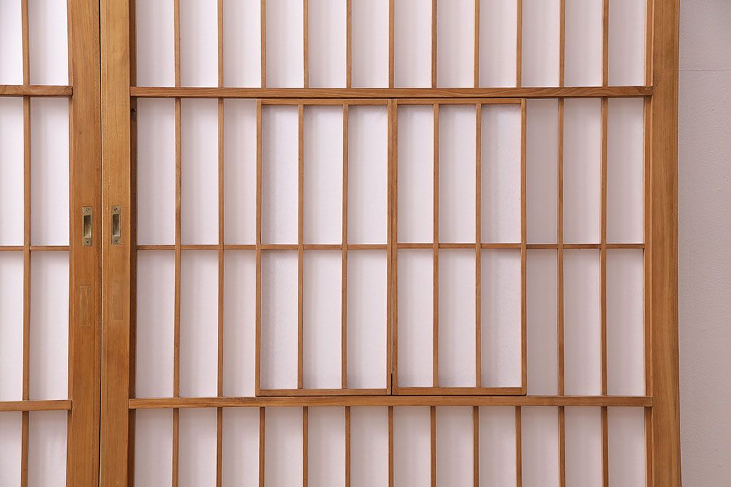 昭和中期の障子戸2枚をリペア&カスタム!設置場所に合わせてリサイズ。戸車を取り付け。障子の張り替え。明るい色味に着色し仕上げ。(引き戸、建具)