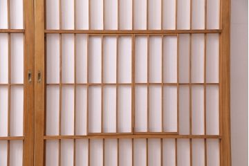 昭和中期の障子戸2枚をリペア&カスタム!設置場所に合わせてリサイズ。戸車を取り付け。障子の張り替え。明るい色味に着色し仕上げ。(引き戸、建具)