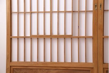 昭和中期の障子戸2枚をリペア&カスタム!設置場所に合わせてリサイズ。戸車を取り付け。障子の張り替え。明るい色味に着色し仕上げ。(引き戸、建具)