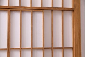 昭和中期の障子戸2枚をリペア&カスタム!設置場所に合わせてリサイズ。戸車を取り付け。障子の張り替え。明るい色味に着色し仕上げ。(引き戸、建具)