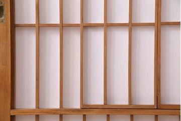 昭和中期の障子戸2枚をリペア&カスタム!設置場所に合わせてリサイズ。戸車を取り付け。障子の張り替え。明るい色味に着色し仕上げ。(引き戸、建具)