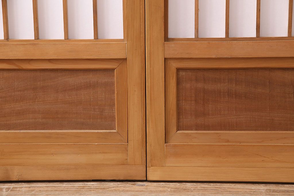 昭和中期の障子戸2枚をリペア&カスタム!設置場所に合わせてリサイズ。戸車を取り付け。障子の張り替え。明るい色味に着色し仕上げ。(引き戸、建具)