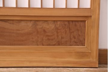 昭和中期の障子戸2枚をリペア&カスタム!設置場所に合わせてリサイズ。戸車を取り付け。障子の張り替え。明るい色味に着色し仕上げ。(引き戸、建具)