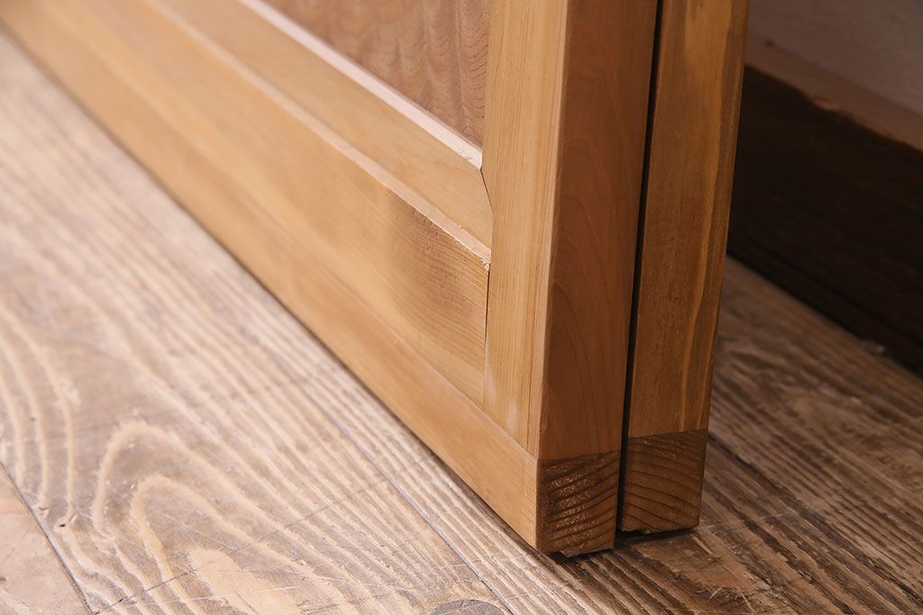 昭和中期の障子戸2枚をリペア&カスタム!設置場所に合わせてリサイズ。戸車を取り付け。障子の張り替え。明るい色味に着色し仕上げ。(引き戸、建具)