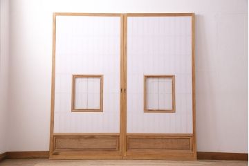 昭和中期の障子戸2枚をリペア&カスタム!設置場所に合わせてリサイズ。戸車を取り付け。障子の張り替え。明るい色味に着色し仕上げ。(引き戸、建具)