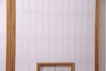 昭和中期の障子戸2枚をリペア&カスタム!設置場所に合わせてリサイズ。戸車を取り付け。障子の張り替え。明るい色味に着色し仕上げ。(引き戸、建具)