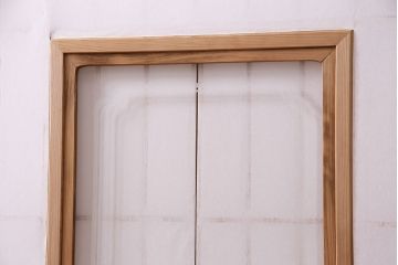 昭和中期の障子戸2枚をリペア&カスタム!設置場所に合わせてリサイズ。戸車を取り付け。障子の張り替え。明るい色味に着色し仕上げ。(引き戸、建具)