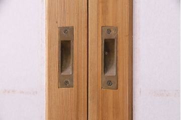 昭和中期の障子戸2枚をリペア&カスタム!設置場所に合わせてリサイズ。戸車を取り付け。障子の張り替え。明るい色味に着色し仕上げ。(引き戸、建具)