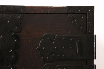 明治期の衣装箪笥の見た目を変えずに綺麗にリペア!可動部の調整。傷の補修。(時代箪笥、収納箪笥、和タンス、引き出し)