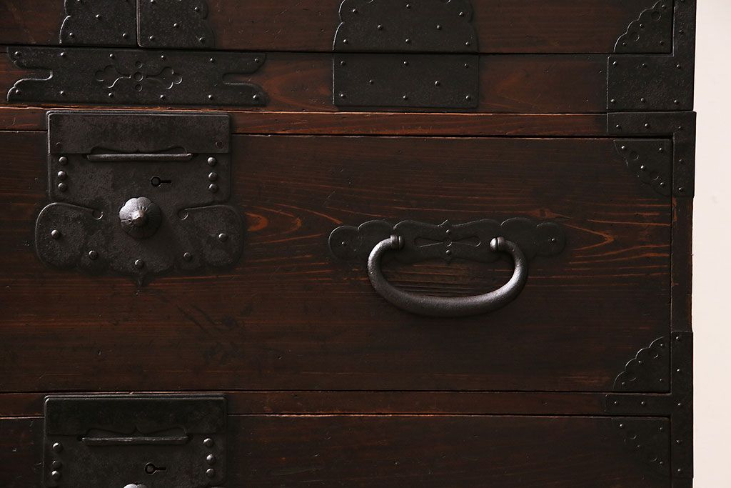 明治期の衣装箪笥の見た目を変えずに綺麗にリペア!可動部の調整。傷の補修。(時代箪笥、収納箪笥、和タンス、引き出し)