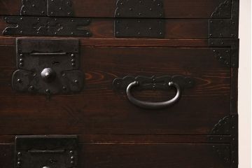 明治期の衣装箪笥の見た目を変えずに綺麗にリペア!可動部の調整。傷の補修。(時代箪笥、収納箪笥、和タンス、引き出し)