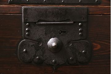 明治期の衣装箪笥の見た目を変えずに綺麗にリペア!可動部の調整。傷の補修。(時代箪笥、収納箪笥、和タンス、引き出し)