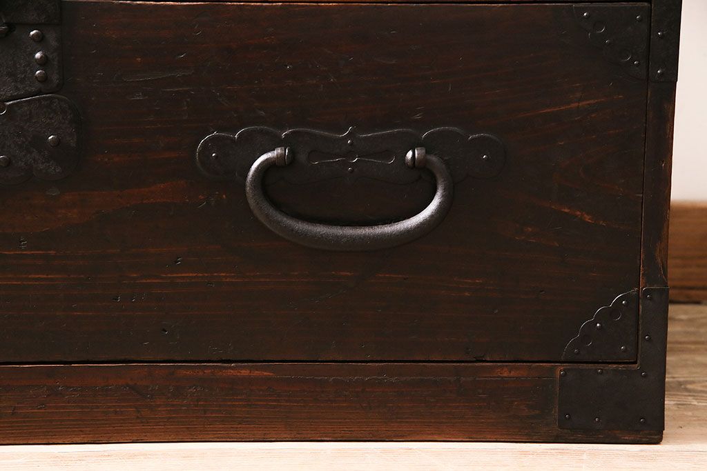 明治期の衣装箪笥の見た目を変えずに綺麗にリペア!可動部の調整。傷の補修。(時代箪笥、収納箪笥、和タンス、引き出し)