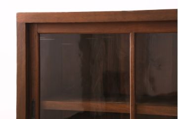 昭和初期の戸棚の見た目を変えずに綺麗にリペア!傷んだ木部の交換。天板、棚板、底板を補強。欠損した金具を取り付け。赤味がかった茶色で着色し仕上げ。(収納棚、飾り棚、サイドボード)