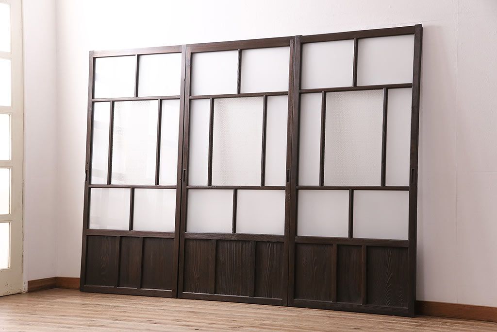 ガラス戸3枚をリペア&カスタム!設置場所に合わせてリサイズ。戸車、引き手を取り付け。すりガラス、花菱模様ガラスを組み入れ。濃い茶色で着色し仕上げ。(引き戸、建具)