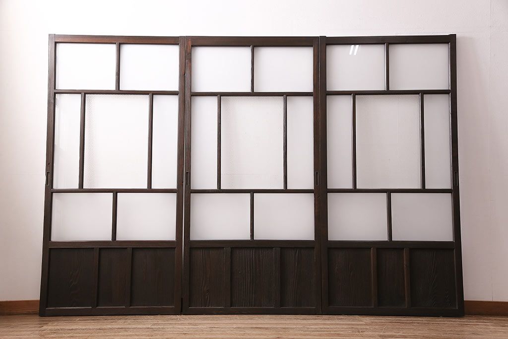 ガラス戸3枚をリペア&カスタム!設置場所に合わせてリサイズ。戸車、引き手を取り付け。すりガラス、花菱模様ガラスを組み入れ。濃い茶色で着色し仕上げ。(引き戸、建具)