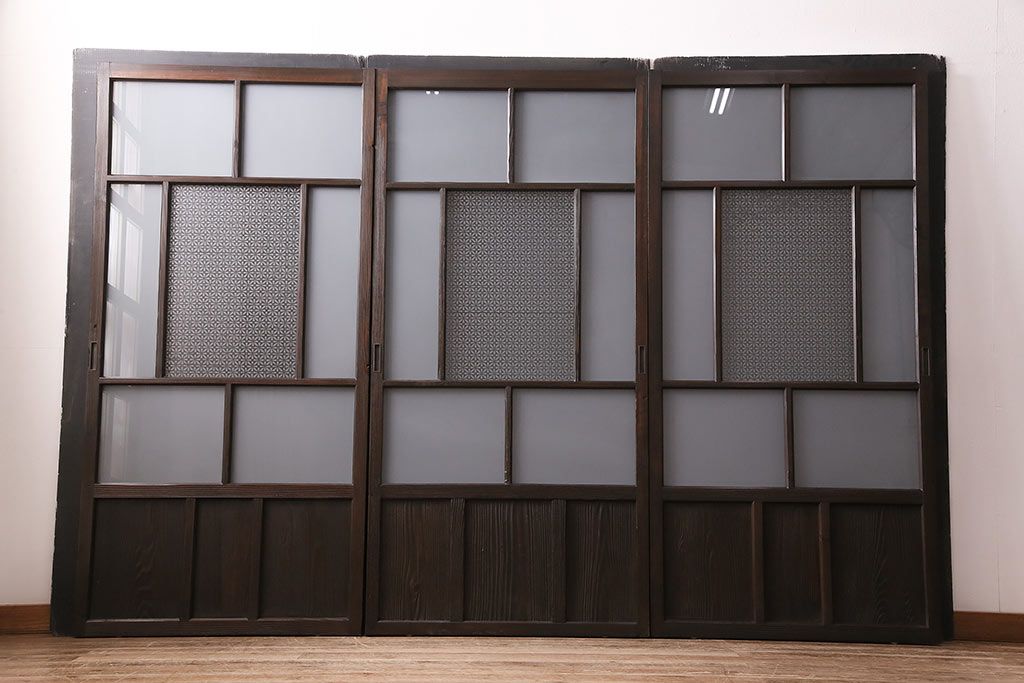 ガラス戸3枚をリペア&カスタム!設置場所に合わせてリサイズ。戸車、引き手を取り付け。すりガラス、花菱模様ガラスを組み入れ。濃い茶色で着色し仕上げ。(引き戸、建具)