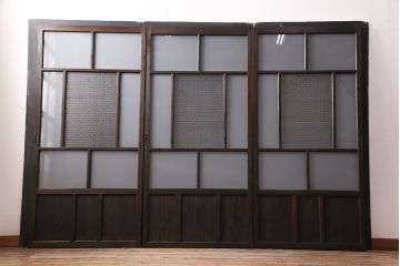 ガラス戸3枚をリペア&カスタム!設置場所に合わせてリサイズ。戸車、引き手を取り付け。すりガラス、花菱模様ガラスを組み入れ。濃い茶色で着色し仕上げ。(引き戸、建具)