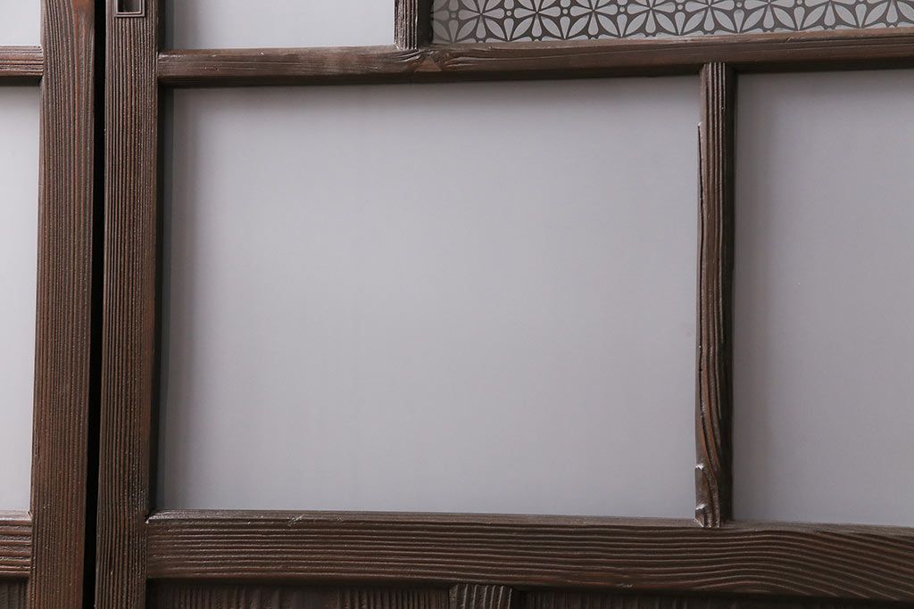 ガラス戸3枚をリペア&カスタム!設置場所に合わせてリサイズ。戸車、引き手を取り付け。すりガラス、花菱模様ガラスを組み入れ。濃い茶色で着色し仕上げ。(引き戸、建具)