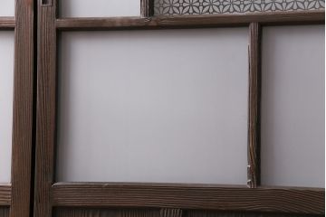 ガラス戸3枚をリペア&カスタム!設置場所に合わせてリサイズ。戸車、引き手を取り付け。すりガラス、花菱模様ガラスを組み入れ。濃い茶色で着色し仕上げ。(引き戸、建具)