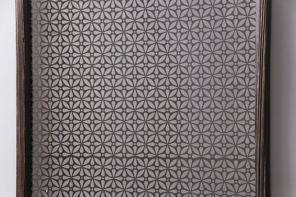 ガラス戸3枚をリペア&カスタム!設置場所に合わせてリサイズ。戸車、引き手を取り付け。すりガラス、花菱模様ガラスを組み入れ。濃い茶色で着色し仕上げ。(引き戸、建具)