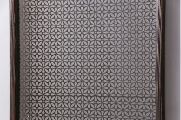 ガラス戸3枚をリペア&カスタム!設置場所に合わせてリサイズ。戸車、引き手を取り付け。すりガラス、花菱模様ガラスを組み入れ。濃い茶色で着色し仕上げ。(引き戸、建具)