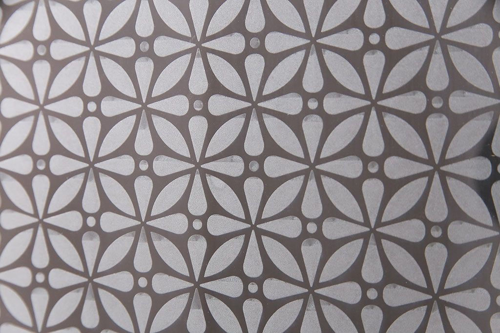 ガラス戸3枚をリペア&カスタム!設置場所に合わせてリサイズ。戸車、引き手を取り付け。すりガラス、花菱模様ガラスを組み入れ。濃い茶色で着色し仕上げ。(引き戸、建具)