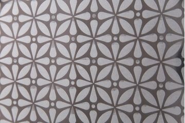 ガラス戸3枚をリペア&カスタム!設置場所に合わせてリサイズ。戸車、引き手を取り付け。すりガラス、花菱模様ガラスを組み入れ。濃い茶色で着色し仕上げ。(引き戸、建具)