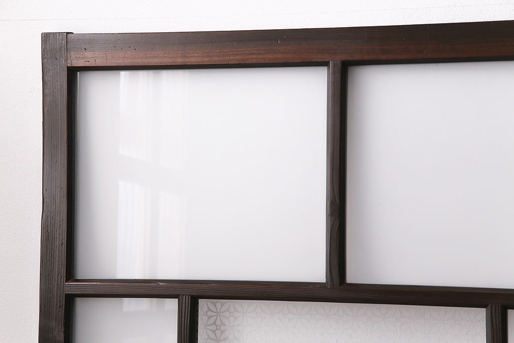 ガラス戸3枚をリペア&カスタム!設置場所に合わせてリサイズ。戸車、引き手を取り付け。すりガラス、花菱模様ガラスを組み入れ。濃い茶色で着色し仕上げ。(引き戸、建具)