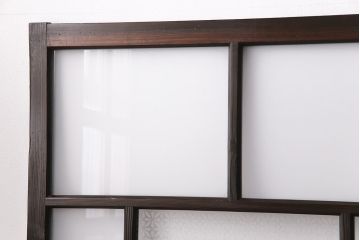 ガラス戸3枚をリペア&カスタム!設置場所に合わせてリサイズ。戸車、引き手を取り付け。すりガラス、花菱模様ガラスを組み入れ。濃い茶色で着色し仕上げ。(引き戸、建具)