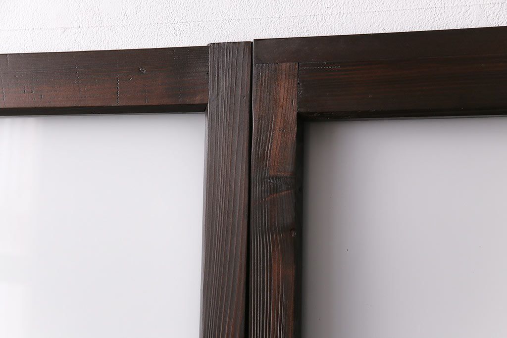 ガラス戸3枚をリペア&カスタム!設置場所に合わせてリサイズ。戸車、引き手を取り付け。すりガラス、花菱模様ガラスを組み入れ。濃い茶色で着色し仕上げ。(引き戸、建具)