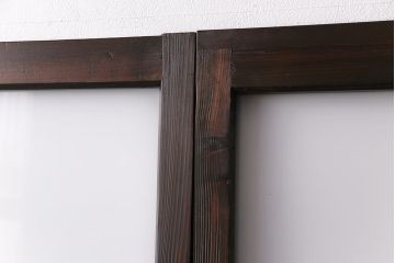 ガラス戸3枚をリペア&カスタム!設置場所に合わせてリサイズ。戸車、引き手を取り付け。すりガラス、花菱模様ガラスを組み入れ。濃い茶色で着色し仕上げ。(引き戸、建具)