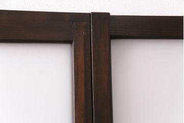 ガラス戸3枚をリペア&カスタム!設置場所に合わせてリサイズ。戸車、引き手を取り付け。すりガラス、花菱模様ガラスを組み入れ。濃い茶色で着色し仕上げ。(引き戸、建具)